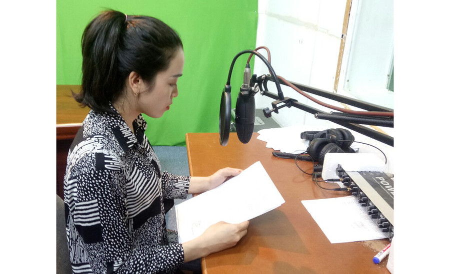  Phát thanh viên Trung tâm Văn hóa-Thông tin và Thể thao huyện Krông Pa thu âm chương trình phát thanh tiếng Jrai hàng ngày. Ảnh: Phương Vi