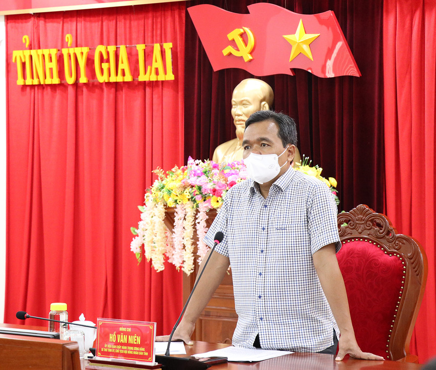 Bí thư Tỉnh ủy Hồ Văn Niên thay mặt Ban Thường vụ Tỉnh ủy thống nhất chủ trương đón công dân Gia Lai có hoàn cảnh khó khăn, cấp bách về tỉnh. Ảnh: Phương Linh Bí thư Tỉnh ủy Hồ Văn Niên thay mặt Ban Thường vụ Tỉnh ủy thống nhất chủ trương đón công dân Gia Lai có hoàn cảnh khó khăn, cấp bách về tỉnh. Ảnh: Phương Linh