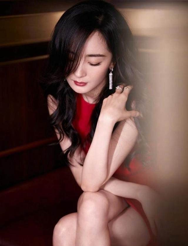 Dương Mịch hiện tại ngày càng sắc sảo, đẹp hơn, lôi cuốn hơn và tất nhiên xương hàm vuông vức ngày xưa cũng chẳng còn thay vào đó là khuôn mặt Vline đẹp không tỳ vết.