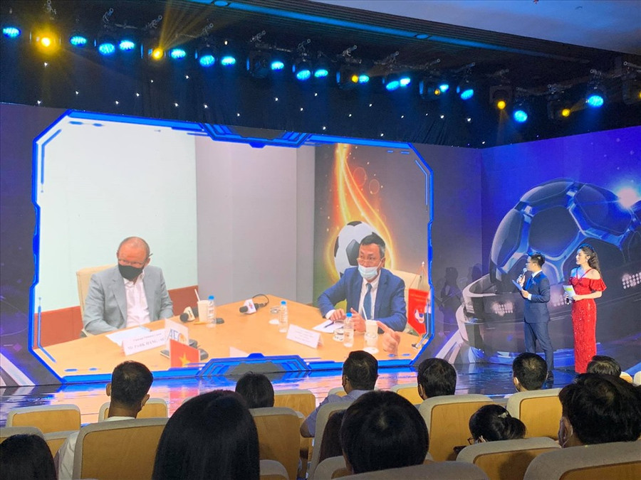 Phó chủ tịch VFF Trần Quốc Tuấn và huấn luyện viên Park Hang-seo đại diện Việt Nam tham dự bốc thăm trực tuyến.