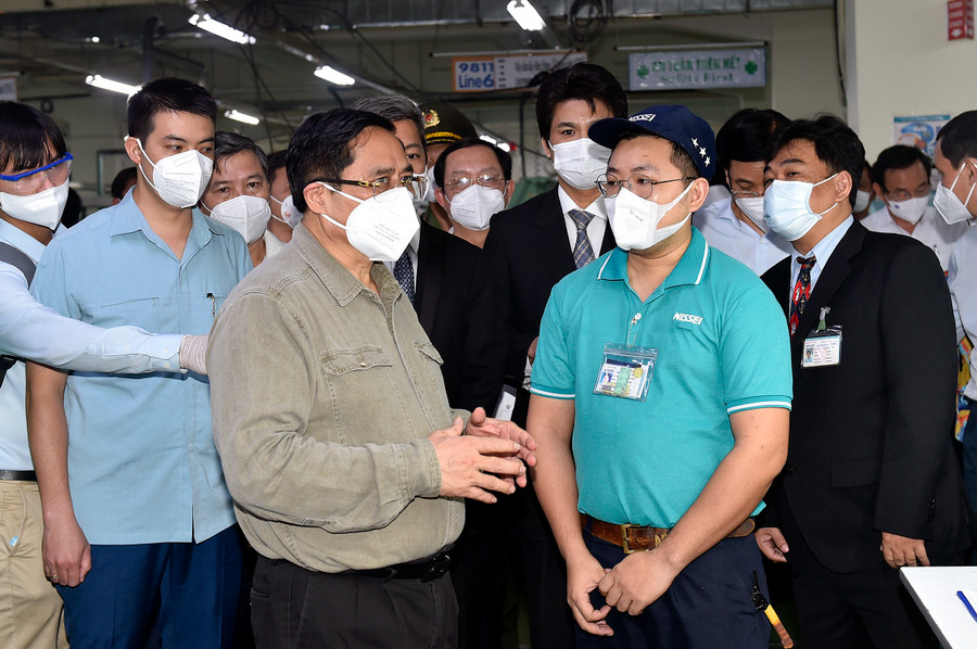 Thủ tướng thăm khu vực sản xuất, thăm hỏi, động viên cán bộ nhân viên Công ty Nissei Electric Việt Nam - một doanh nghiệp Nhật Bản tại khu chế xuất Linh Trung 1, TP. Thủ Đức, TPHCM, ngày 26/6. Ảnh: VGP/Nhật Bắc Thủ tướng thăm khu vực sản xuất, thăm hỏi, động viên cán bộ nhân viên Công ty Nissei Electric Việt Nam - một doanh nghiệp Nhật Bản tại khu chế xuất Linh Trung 1, TP. Thủ Đức, TPHCM, ngày 26/6. Ảnh: VGP/Nhật Bắc