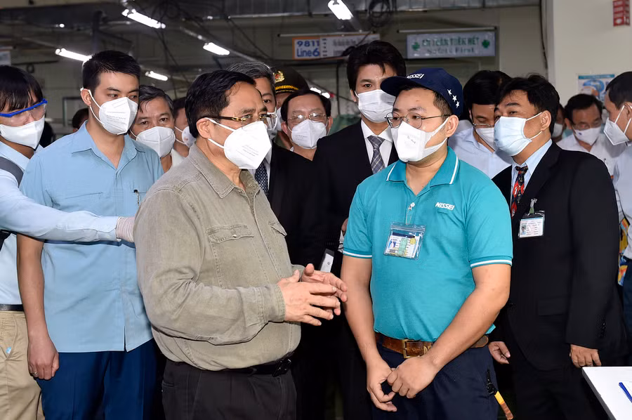 Thủ tướng thăm khu vực sản xuất, thăm hỏi, động viên cán bộ nhân viên Công ty Nissei Electric Việt Nam - một doanh nghiệp Nhật Bản tại khu chế xuất Linh Trung 1, TP. Thủ Đức, TPHCM, ngày 26/6. Ảnh: VGP/Nhật Bắc