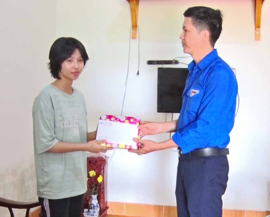 Anh Nguyễn Tuấn Anh-Phó Bí thư Huyện đoàn Đức Cơ tặng quà cho học sinh có hoàn cảnh đặc biệt khó khăn