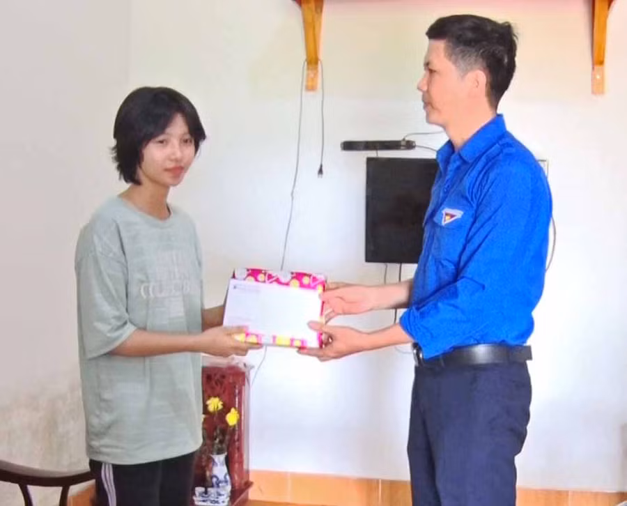 Anh Nguyễn Tuấn Anh-Phó Bí thư Huyện đoàn Đức Cơ tặng quà cho học sinh có hoàn cảnh đặc biệt khó khăn