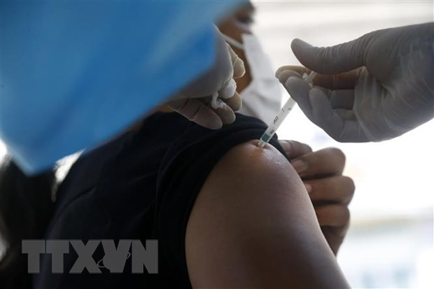 Tiêm vaccine ngừa COVID-19. (Ảnh: THX/TTXVN)