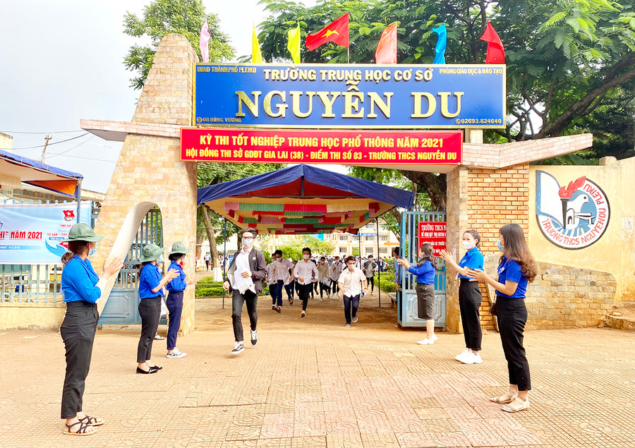 Thí sinh tại điểm thi Trường THCS Nguyễn Du (TP. Pleiku) phấn khởi chạy ùa ra về sau khi hoàn thành kỳ thi tốt nghiệp THPT năm 2021. Ảnh: Hồng Thi