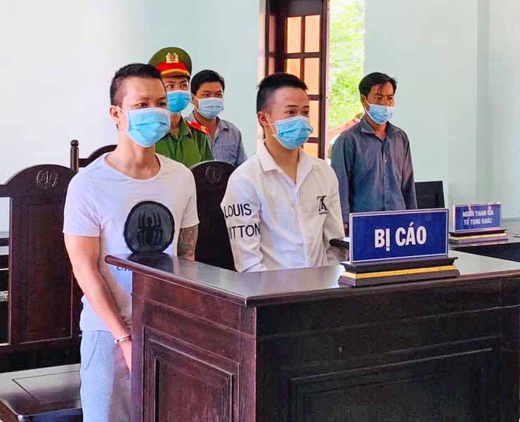 Dung (bìa trái) và Luận tại tòa. Ảnh: 