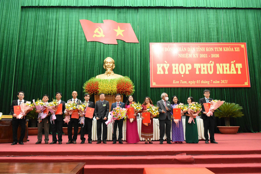 Thường trực Tỉnh ủy tặng hoa chúc mừng Thường trực và các Ban HĐND tỉnh khóa XII. ẢNH: THIÊN ÂN