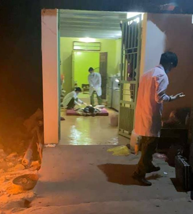 Lực lượng chức năng đang khám nghiệm hiện trường vụ việc Lực lượng chức năng đang khám nghiệm hiện trường vụ việc