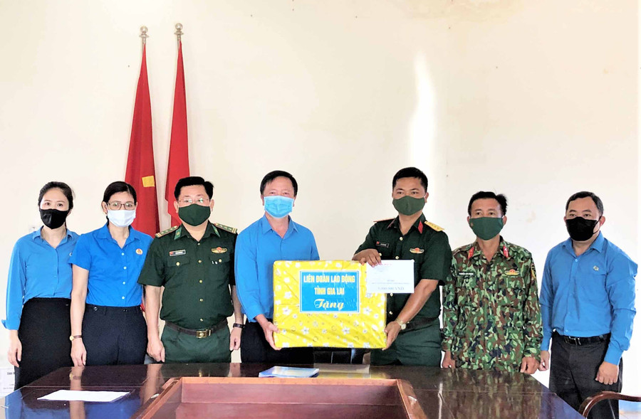 Lãnh đạo LĐLĐ tỉnh tặng quà cho cán bộ, chiến sĩ đang thực hiện nhiệm vụ tại khu cách ly tập trung Trung tâm Huấn luyện dự bị động viên Binh đoàn 15. Ảnh: Đinh Yến