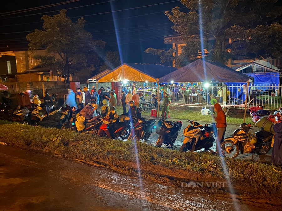 Dưới cơn mưa nặng hạt, đoàn người từ các tỉnh phía Nam 