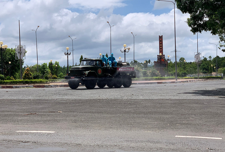 Sư đoàn Bộ binh 2 (Quân khu 5) phun hóa chất khử trùng tại trung tâm hành chính huyện Ia Pa. Ảnh: Vũ Chi Sư đoàn 2 (Quân khu 5) phun hóa chất khử trùng tại trung tâm hành chính huyện Ia Pa. Ảnh: Vũ Chi