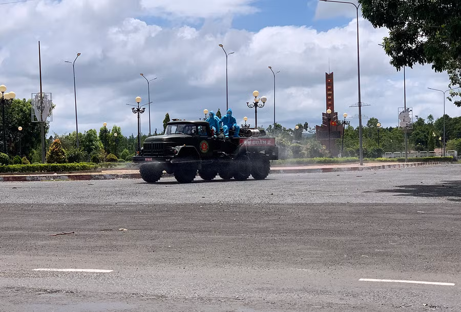 Sư đoàn Bộ binh 2 (Quân khu 5) phun hóa chất khử trùng tại trung tâm hành chính huyện Ia Pa. Ảnh: Vũ Chi Sư đoàn 2 (Quân khu 5) phun hóa chất khử trùng tại trung tâm hành chính huyện Ia Pa. Ảnh: Vũ Chi