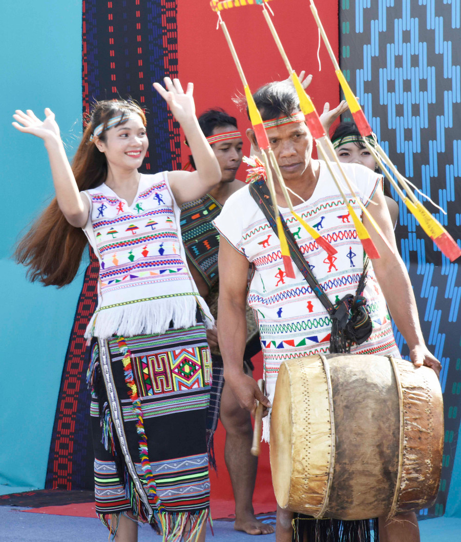 Trang phục truyền thống của dân tộc Mạ có màu trắng là chủ đạo. Ảnh: Tấn Vịnh