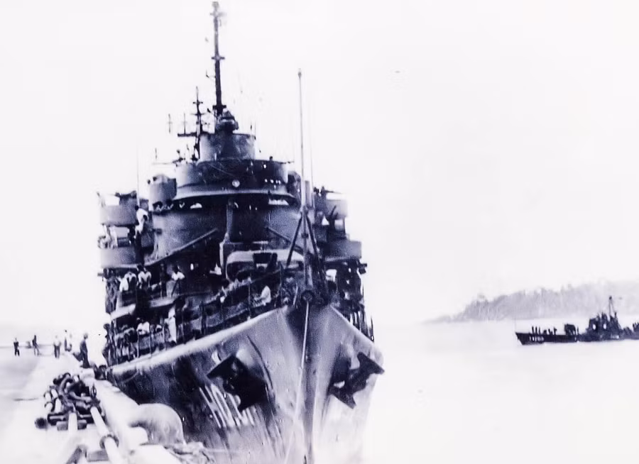 Tàu HQ-03 vào vị trí công kích, tiêu diệt các ổ đề kháng của quân Khmer Đỏ ở cảng Kampong Som (Campuchia), 1979. ẢNH: TƯ LIỆU QCHQ