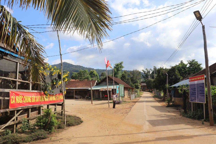 Hơn 92% đường làng ở xã Đak Rong (huyện Kbang) đã được bê tông hóa. Ảnh: Ngọc Minh