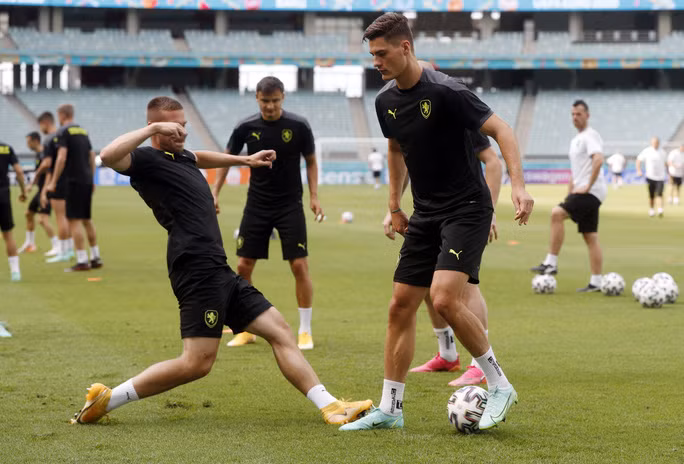 Patrick Schick tập luyện chuẩn bị cho trận gặp Đan Mạch