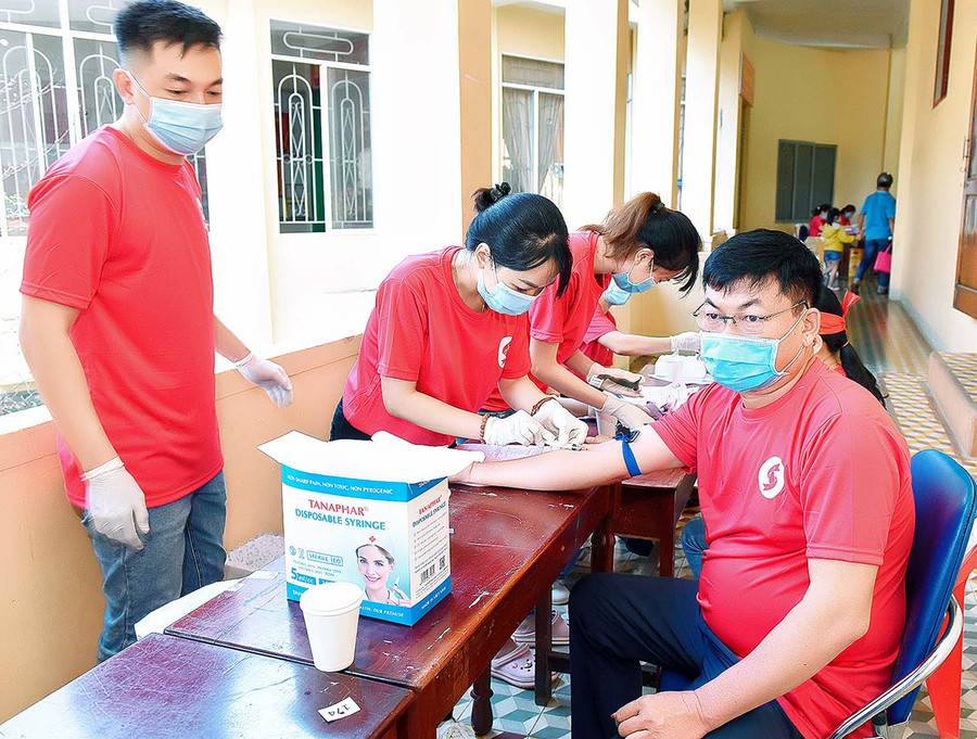 Ông Huỳnh Kiên-Tổng Biên tập Báo Gia Lai tham gia hiến máu tình nguyện tại ngày hội Giọt hồng Cao nguyên. Ảnh: Đức Thụy