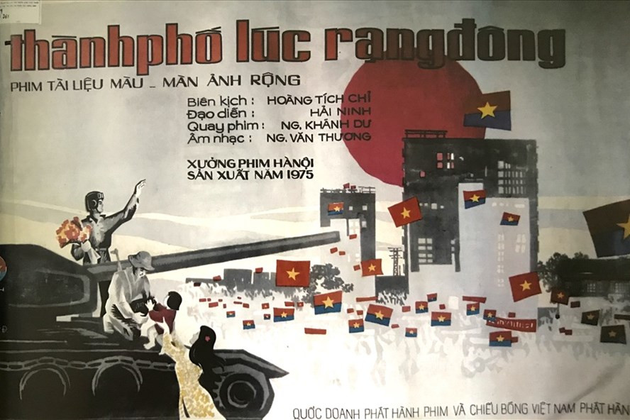 Áp phích phim “Thành phố lúc rạng đông”. Cố NSND, Đạo diễn Hải Ninh năm 2007,đã đoạt giải thưởng Hồ Chí Minh với cụm tác phẩm: “Em bé Hà Nội”, “Vĩ tuyến 17 ngày và đêm”, “Người chiến sĩ trẻ”, “Mối tình đầu” và “Thành phố lúc rạng đông”. Nguồn CĐA Áp phích phim “Thành phố lúc rạng đông”. Cố NSND, Đạo diễn Hải Ninh năm 2007,đã đoạt giải thưởng Hồ Chí Minh với cụm tác phẩm: “Em bé Hà Nội”, “Vĩ tuyến 17 ngày và đêm”, “Người chiến sĩ trẻ”, “Mối tình đầu” và “Thành phố lúc rạng đông”. Nguồn CĐA