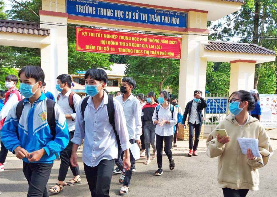 2. Sĩ tử ở điểm thi Trường THCS thị trấn Phú Hòa (huyện Chư Păh) cho rằng đề thi môn tiếng Anh khó