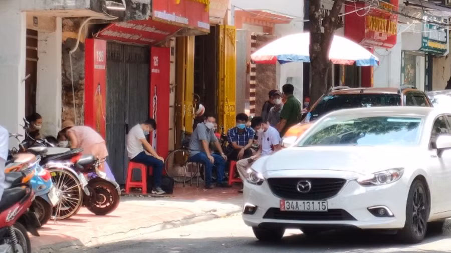  Tại số nhà 126 Nguyễn Thanh Mẫn, địa điểm Cao Tài Năng từng thuê để mở hiệu thuốc, lực lượng công an thường xuyên lui đến trong những ngày vừa qua - ẢNH LÊ TÂN