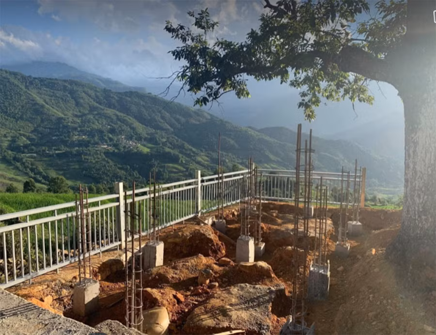  Cọc bê tông vây 2 cây cổ thụ ở Choản Thèn không nói lên được văn hóa của người Hà Nhì - Ảnh: Ly Xá Xuy