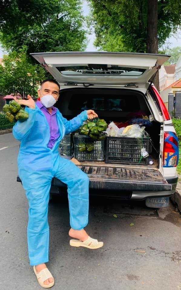 MC Quyền Linh tích cực đi hỗ trợ tại các khu cách ly. Ảnh: NVCC