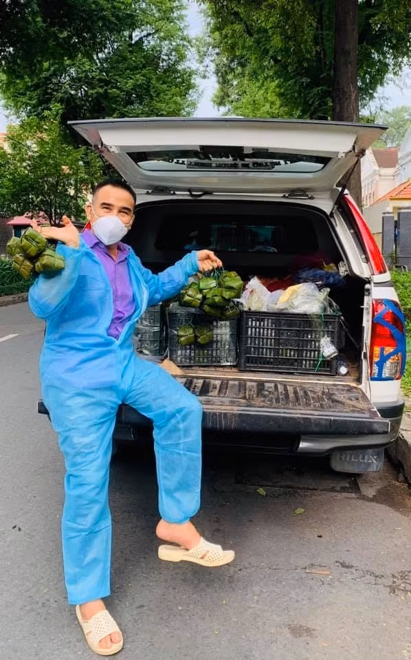 MC Quyền Linh tích cực đi hỗ trợ tại các khu cách ly. Ảnh: NVCC