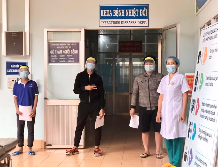  Cán bộ y tế trao giấy ra viện cho các bệnh nhân. Ảnh: Như Nguyện