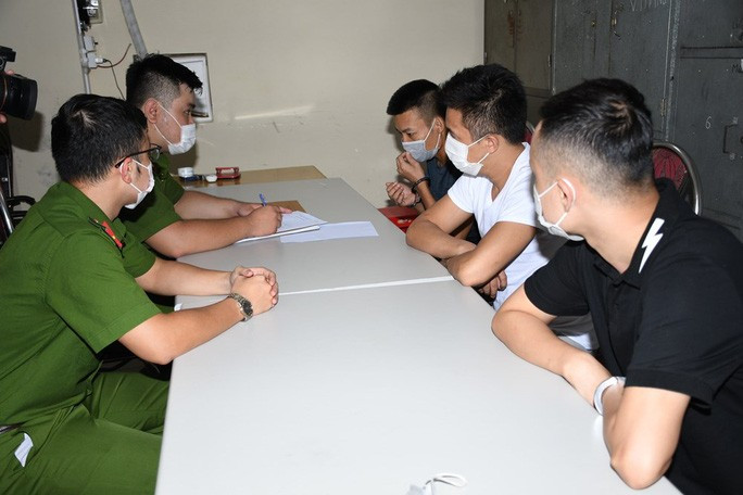 Cơ quan công an lấy lời khai các đối tượng Cơ quan công an lấy lời khai các đối tượng