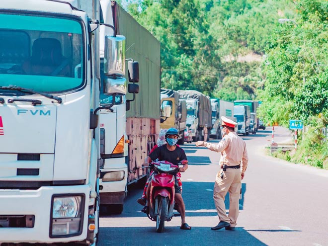 Xe tải chạy tuyến bắc - nam qua chốt kiểm dịch trên QL 1D (ở TP.Quy Nhơn, Bình Định)- ẢNH: DƯƠNG HƯNG