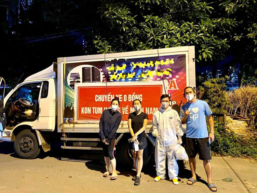 Thanh (thứ hai từ phải qua) cùng nhóm tiếp nhận rau củ tại TP.HCM. Ảnh: NVCC