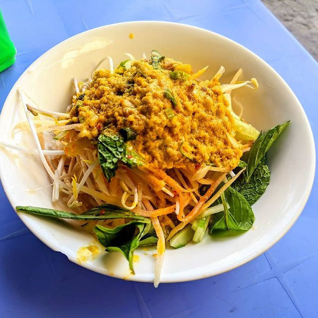 Vị dai giòn của đu đủ nạo sợi, vị mặn mòi đậm đà của cá biển cùng chút ngọt ngào, béo ngậy của nước cốt dừa khiến thực khách ăn một lần là nhớ (Ảnh: @secretchefnyc).