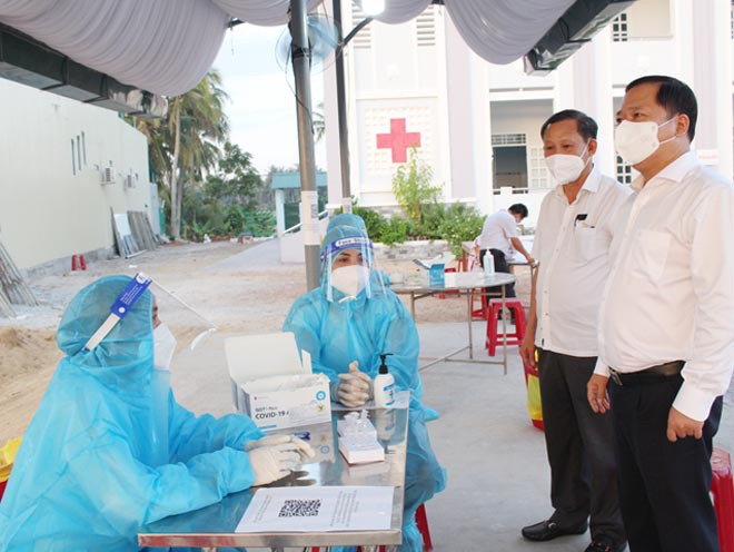 Chủ tịch UBND tỉnh Bình Định Nguyễn Phi Long (bìa phải) đi kiểm tra công tác phòng chống dịch Covid-19 tại TX.Hoài Nhơn- ẢNH: KIM LOAN Chủ tịch UBND tỉnh Bình Định Nguyễn Phi Long (bìa phải) đi kiểm tra công tác phòng chống dịch Covid-19 tại TX.Hoài Nhơn- ẢNH: KIM LOAN