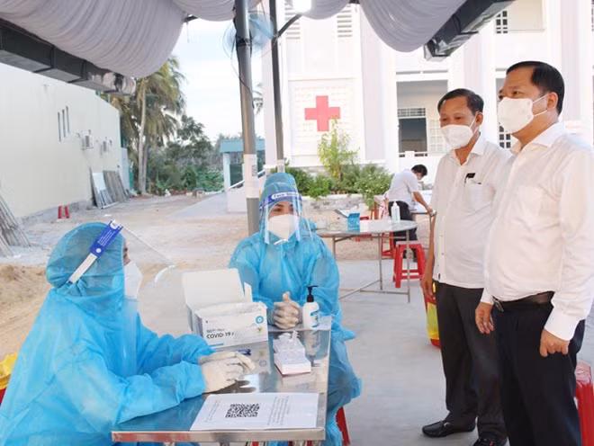  Chủ tịch UBND tỉnh Bình Định Nguyễn Phi Long (bìa phải) đi kiểm tra công tác phòng chống dịch Covid-19 tại TX.Hoài Nhơn- ẢNH: KIM LOAN