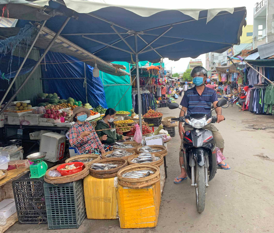 Các mặt hàng nhu yếu phẩm thiết yếu tại chợ Ayun Pa vẫn rất phong phú, đáp ứng đủ nhu cầu của người dân. Ảnh: Vũ Chi