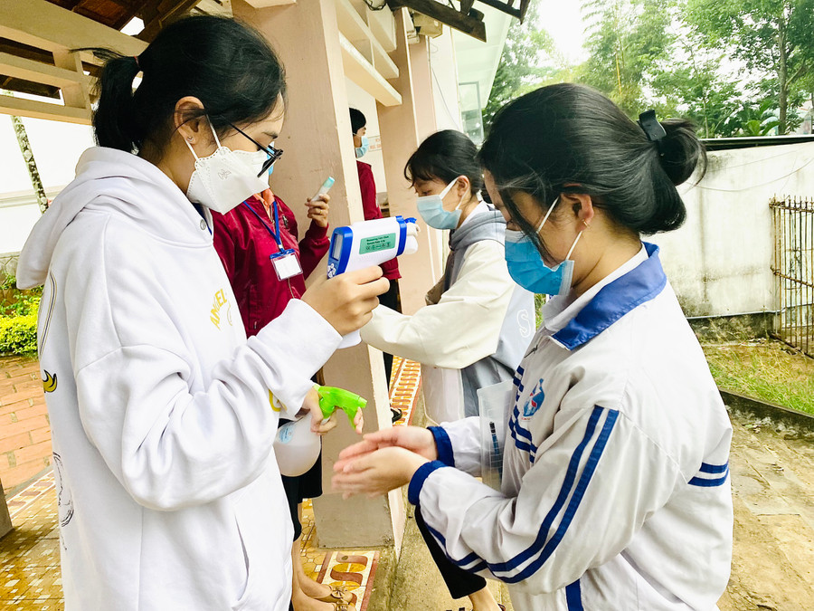 Điểm thi Trường THPT Pleiku đo thân nhiệt và sát khuẩn cho thí sinh trước khi vào khu vực thi. Ảnh: Hồng Thi Điểm thi Trường THPT Pleiku đo thân nhiệt và sát khuẩn cho thí sinh trước khi vào khu vực thi. Ảnh: Hồng Thi