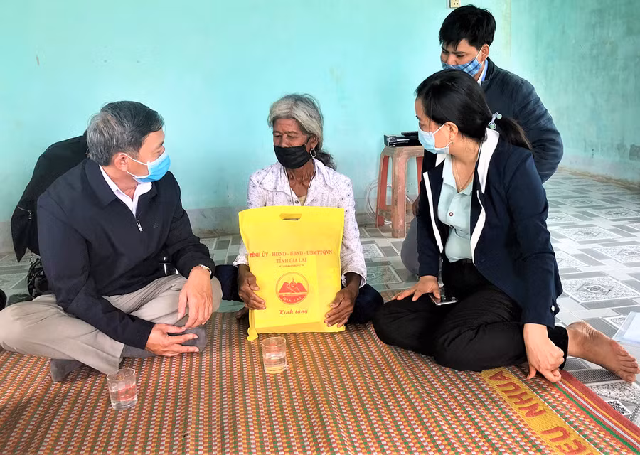 Đồng chí Huỳnh Thế Mạnh-Ủy viên Ban Thường vụ Tỉnh ủy, Trưởng ban Tuyên giáo Tỉnh ủy thăm, tặng quà bệnh binh Đinh Thị Hluch (xã Yang Bắc, huyện Đak Pơ). Ảnh: Đinh Yến