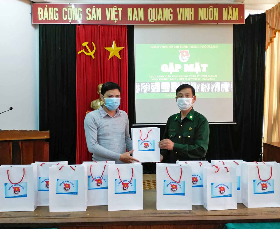 Anh Phan Minh Đức (bìa trái)-Bí thư Thành Đoàn Pleiku tặng quà cho cựu thanh niên xung phong TP. Pleiku. Ảnh: Thủy Bình Anh Phan Minh Đức (bìa trái)-Bí thư Thành Đoàn Pleiku tặng quà cho Cựu Thanh niên Xung phong TP.Pleiku.