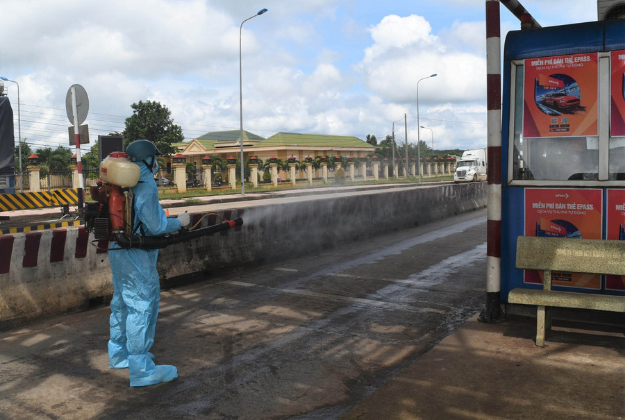 Lực lượng y tế huyện Đắk R’lấp tổ chức khử khuẩn tại chốt kiểm soát dịch Cai Chanh, huyện Đắk R’lấp (Đắk Nông). (Ảnh: Nguyên Dung/TTXVN)