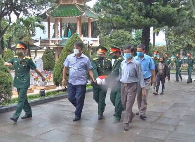 Quang cảnh Lễ an táng hài cốt Liệt sỹ Siu Lip tại Nghĩa trang huyện Chư Prông Ảnh Ngọc Anh