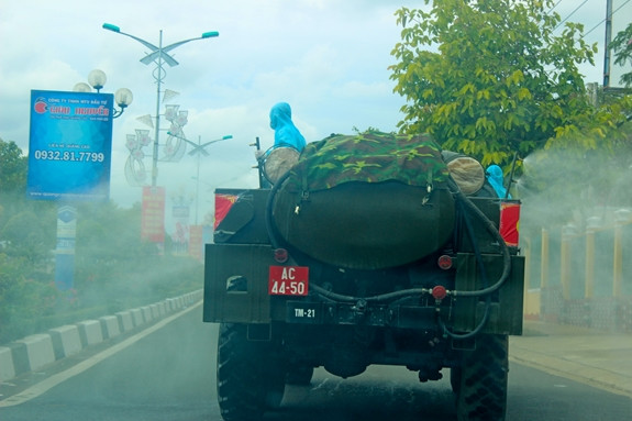Quân đoàn 3 phun khử khuẩn trên đường 17-3 (phường Thống Nhất, TP. Pleiku) vào ngày 9-2-2021. Ảnh: Sơn Tùng Quân đoàn 3 phun khử khuẩn trên đường 17-3 (phường Thống Nhất, TP. Pleiku) vào ngày 9-2-2021. Ảnh: Sơn Tùng