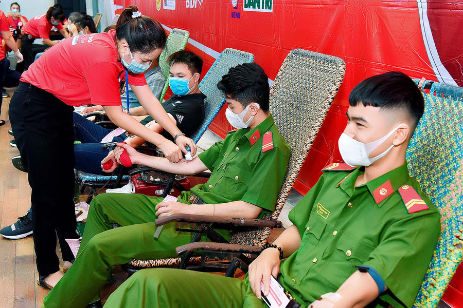 Anh Trần Đức Hảo, công tác tại Công an tỉnh, cho biết, anh và đồng nghiệp có mặt từ sáng sớm để mong có thể chia sẻ giọt máu của mình với cộng đồng. Anh mong bản thân mình luôn khỏe mạnh để có thể đi hiến máu nhiều lần hơn nữa, đặc biệt là các ngày hội của Hành trình Đỏ. Ảnh: Đức Thụy