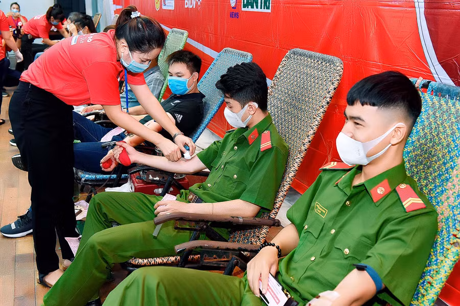 Anh Trần Đức Hảo, công tác tại Công an tỉnh, cho biết, anh và đồng nghiệp có mặt từ sáng sớm để mong có thể chia sẻ giọt máu của mình với cộng đồng. Anh mong bản thân mình luôn khỏe mạnh để có thể đi hiến máu nhiều lần hơn nữa, đặc biệt là các ngày hội của Hành trình Đỏ. Ảnh: Đức Thụy