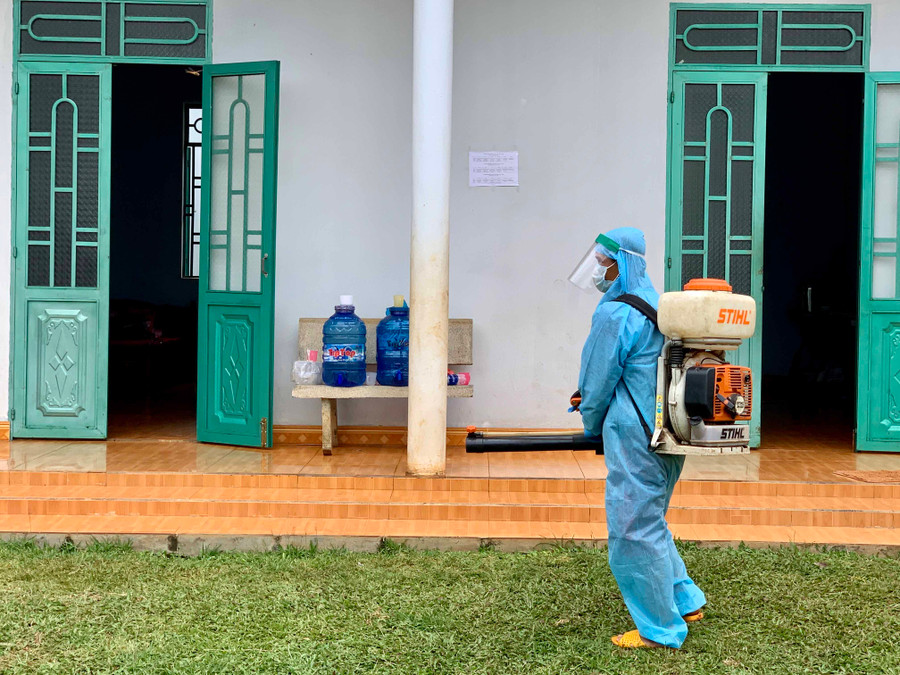 Trước khi diễn ra kỳ thi, lực lượng y tế tiến hành phun khử khuẩn, vệ sinh môi trường tại các điểm thi theo quy định. Ảnh: Như Nguyện