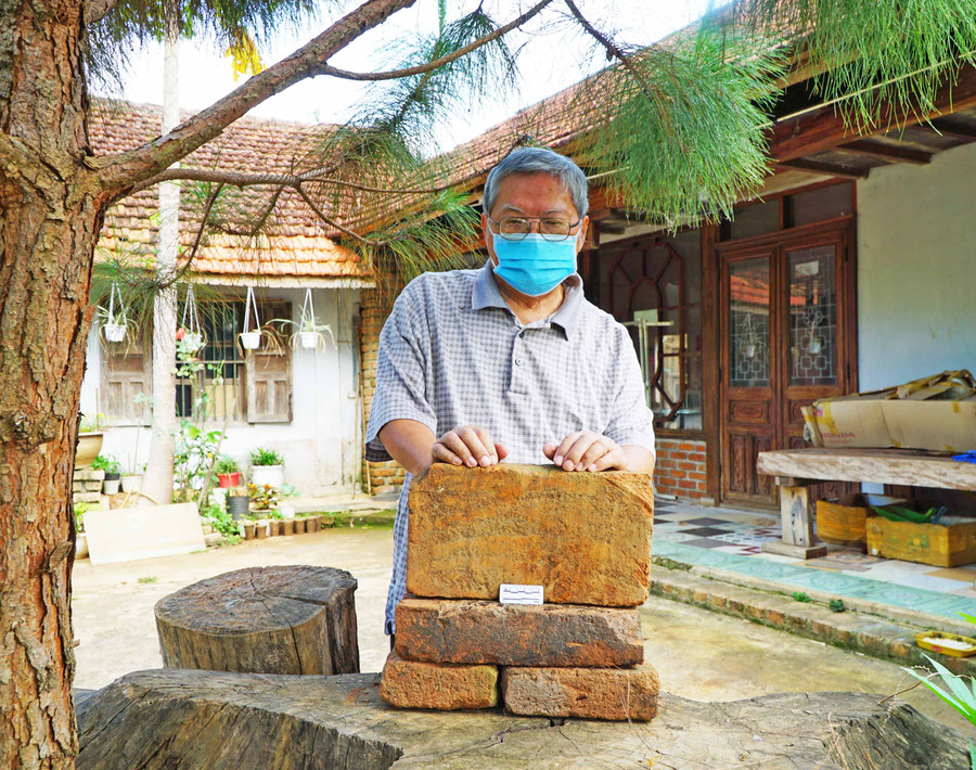 Ông Võ Đình Viên và những viên gạch Chăm tại nhà riêng. Ảnh: N.Q.T