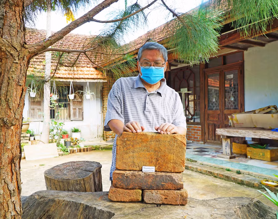 Ông Võ Đình Viên và những viên gạch Chăm tại nhà riêng. Ảnh: N.Q.T