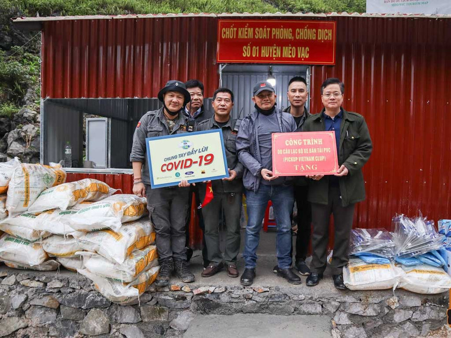  Các thành viên CLB trao tặng chốt kiểm dịch Covid-19 cho H.Mèo Vạc (Hà Giang).