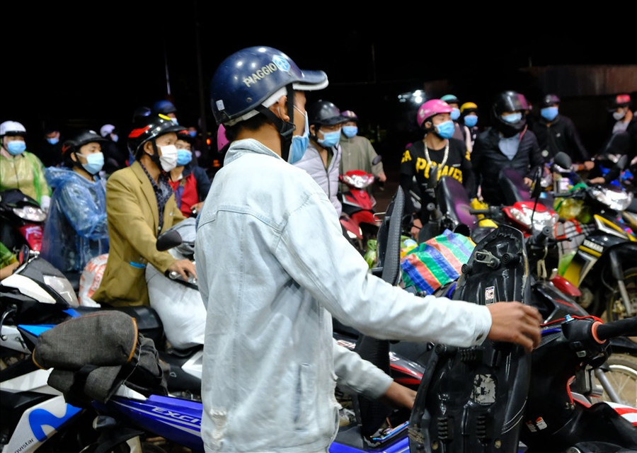 Việc người dân đi từ vùng dịch di chuyển về nhưng không giữ khoảng cách làm tăng nguy cơ bùng phát dịch bệnh COVID-19. Ảnh: Bảo Lâm