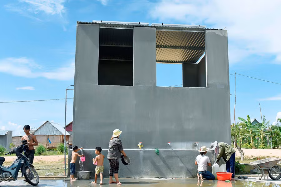 7.Công trình nước sạch ở xã Tú An được đầu tư gần 300 triệu đồng gồm giếng khoan, bể chứa nước và hệ thống bơm sử dụng năng lượng mặt trời. 